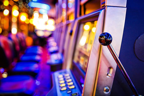 qq222 main dashboard showing French Roulette, slots, and sportsbook game selection